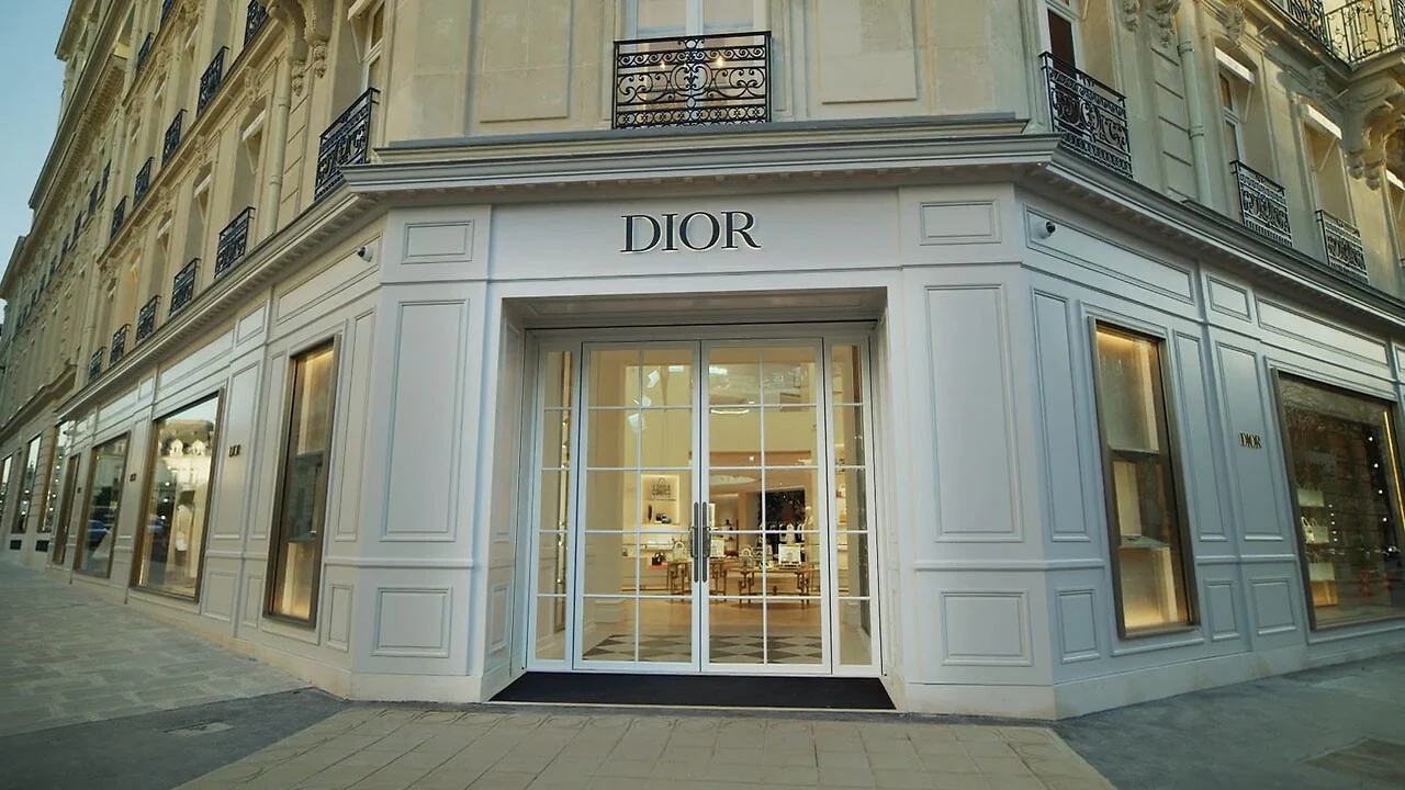 10 Best Fashion Brands in the World – Dior: Renowned for its haute couture, luxury perfumes, and the revolutionary New Look that redefined women’s fashion.