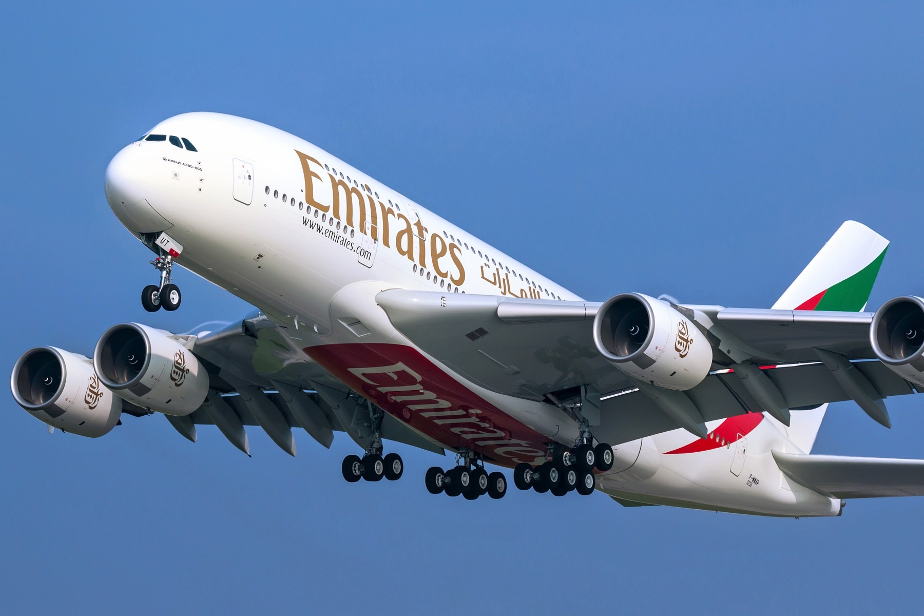 10 Top Airlines in the World – Emirates – A luxury airline offering world-class service, the largest Airbus A380 fleet, and long-haul connectivity.