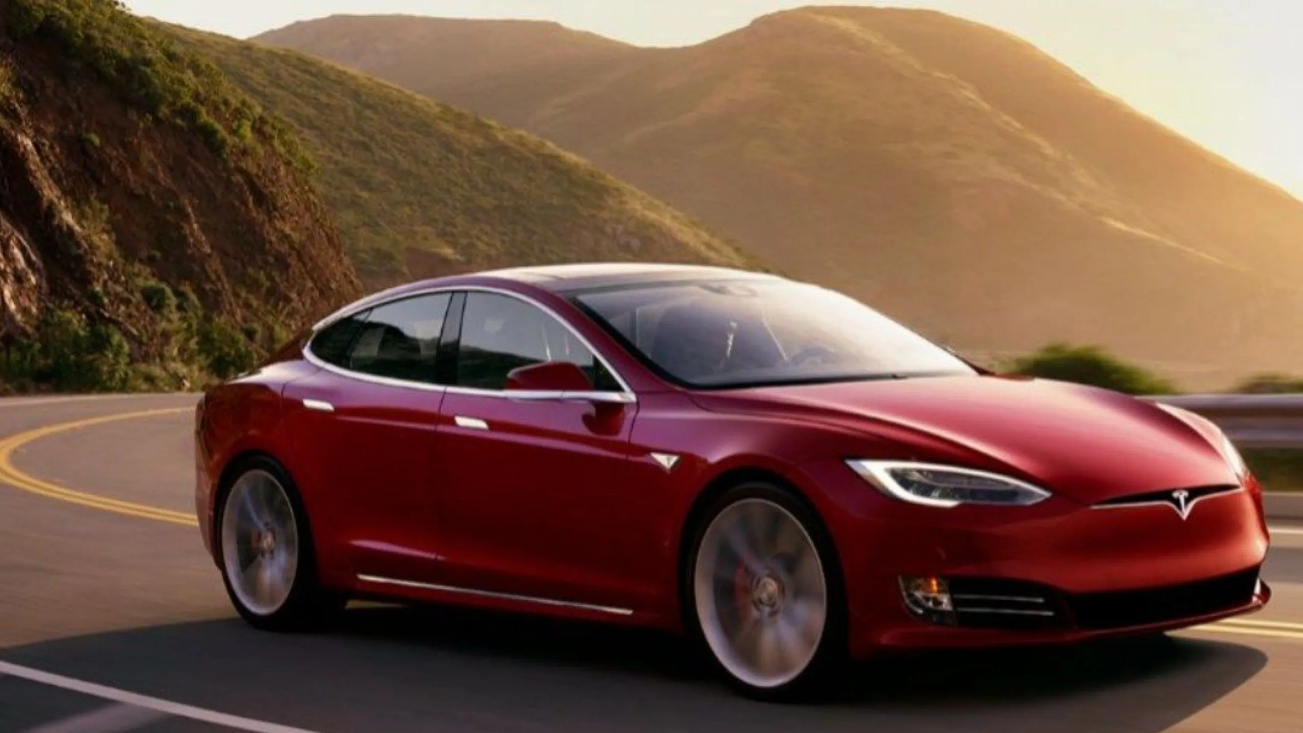 10 Best Luxury Cars in the World – Tesla Model S Plaid with 1,020 hp, tri-motor AWD, and record-breaking acceleration under 2 seconds.