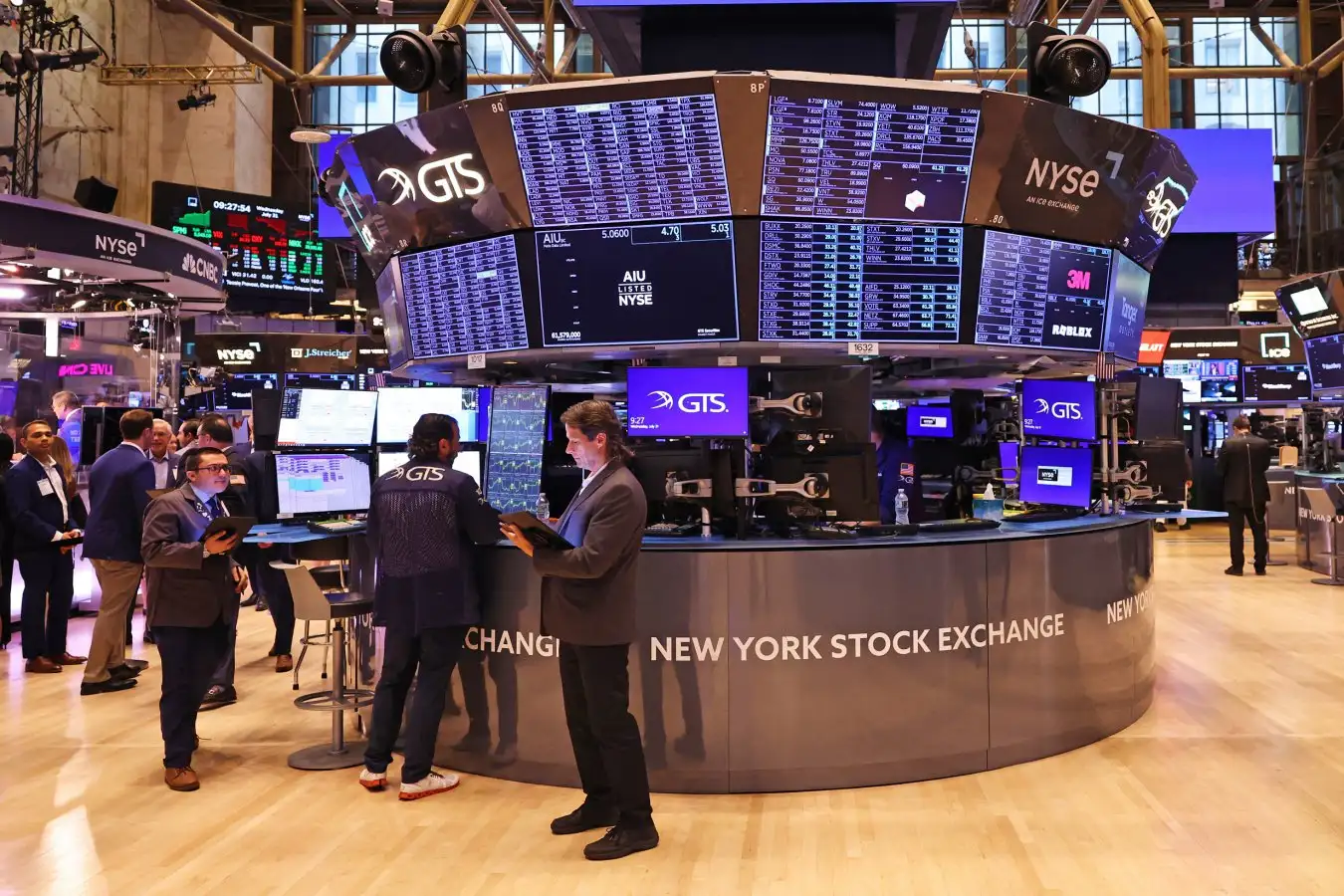 Showing the 10 Most Famous Traders in the World with key achievements and trading strategies for global success.