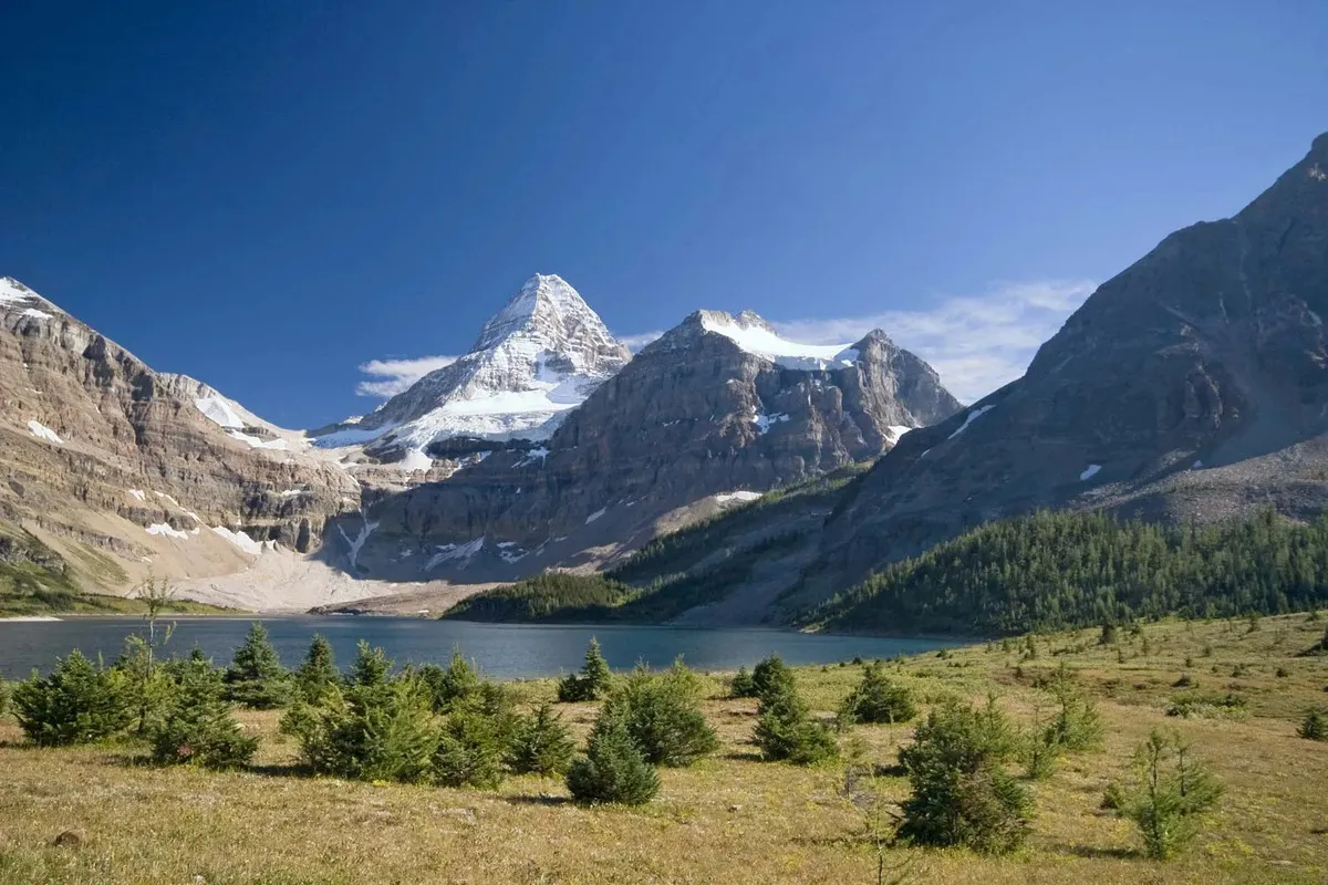 10 Top Countries in the World – Canada’s stunning landscapes and multicultural cities known for safety and education.