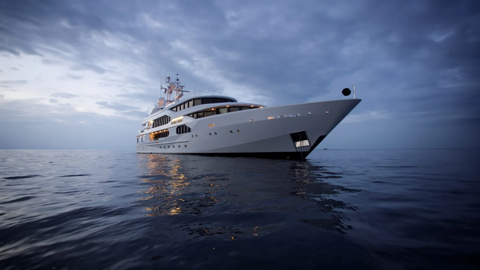 Ultimate Luxury Yacht Buying Guide showcasing types, features, top brands, and buying tips for first-time and expert yacht buyers.