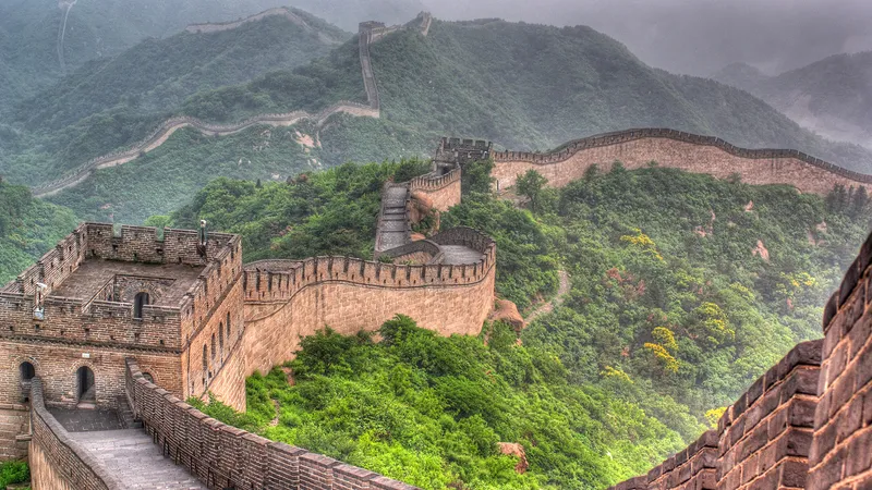10 Top Tourist Attractions in the World – Great Wall of China showcasing ancient fortifications.