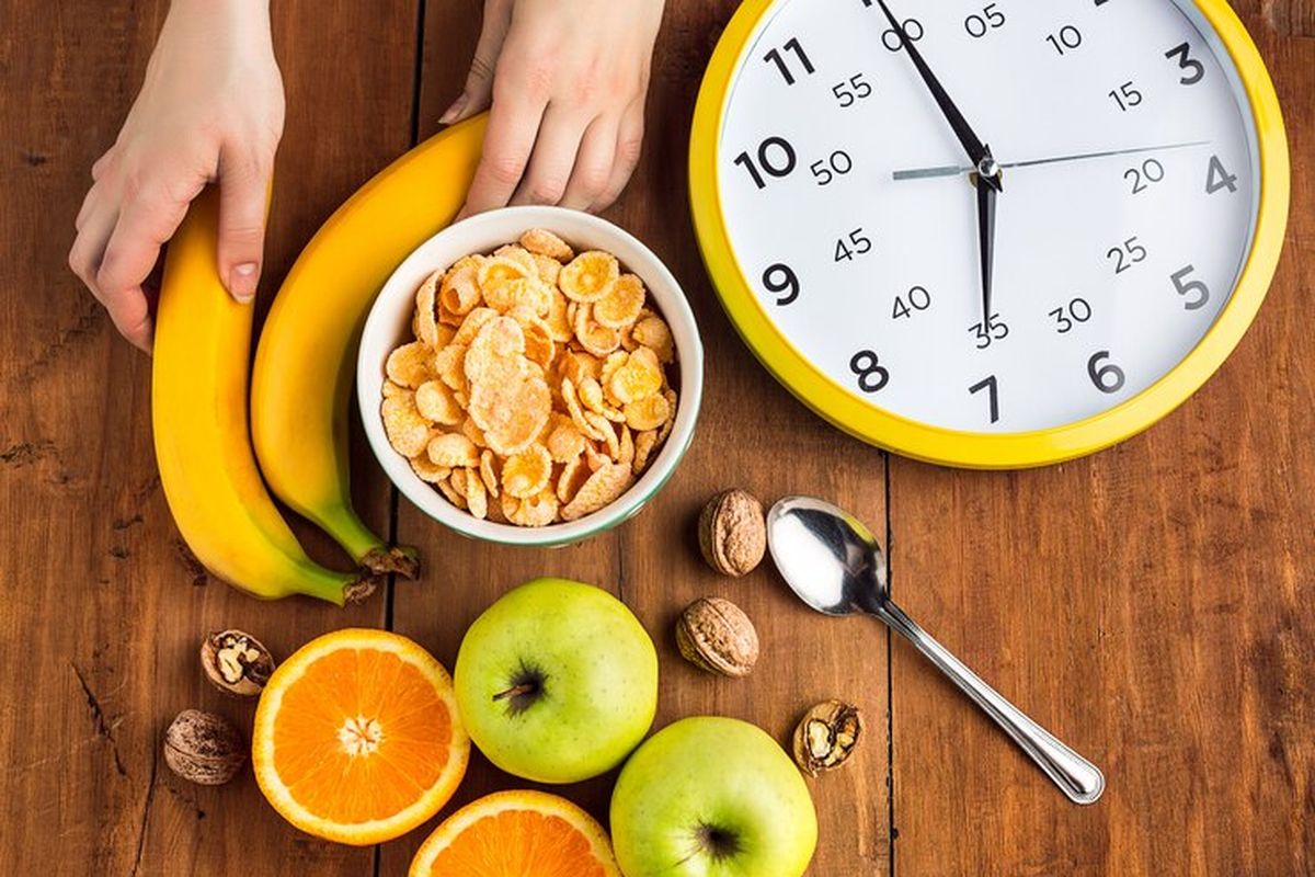 10 Top Diet Plans in the World – Intermittent Fasting - clock and food items displaying meal timing benefits.