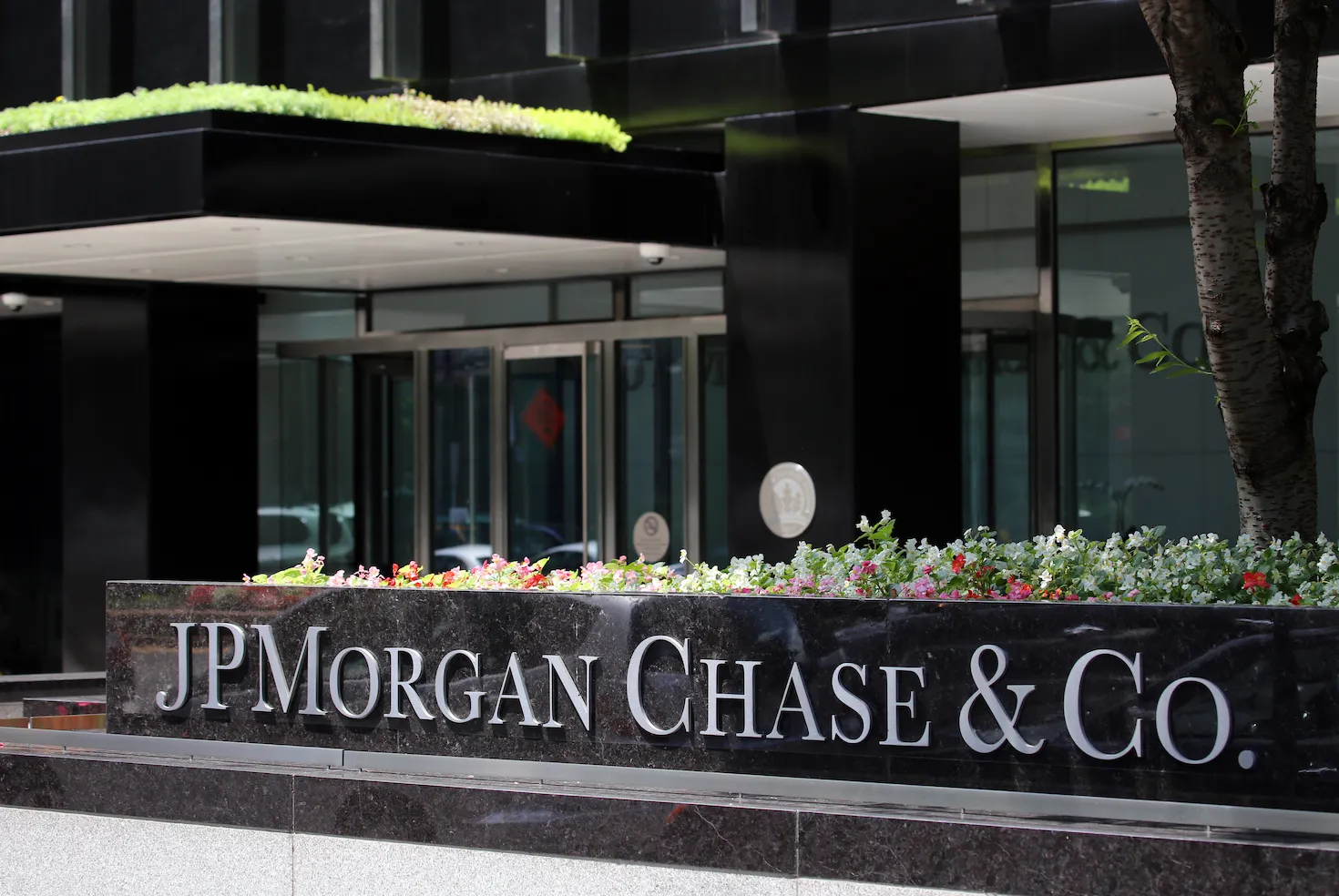 JPMorgan Chase among the 10 Top Investment Banks in the World for trading, advisory, and financial innovation.