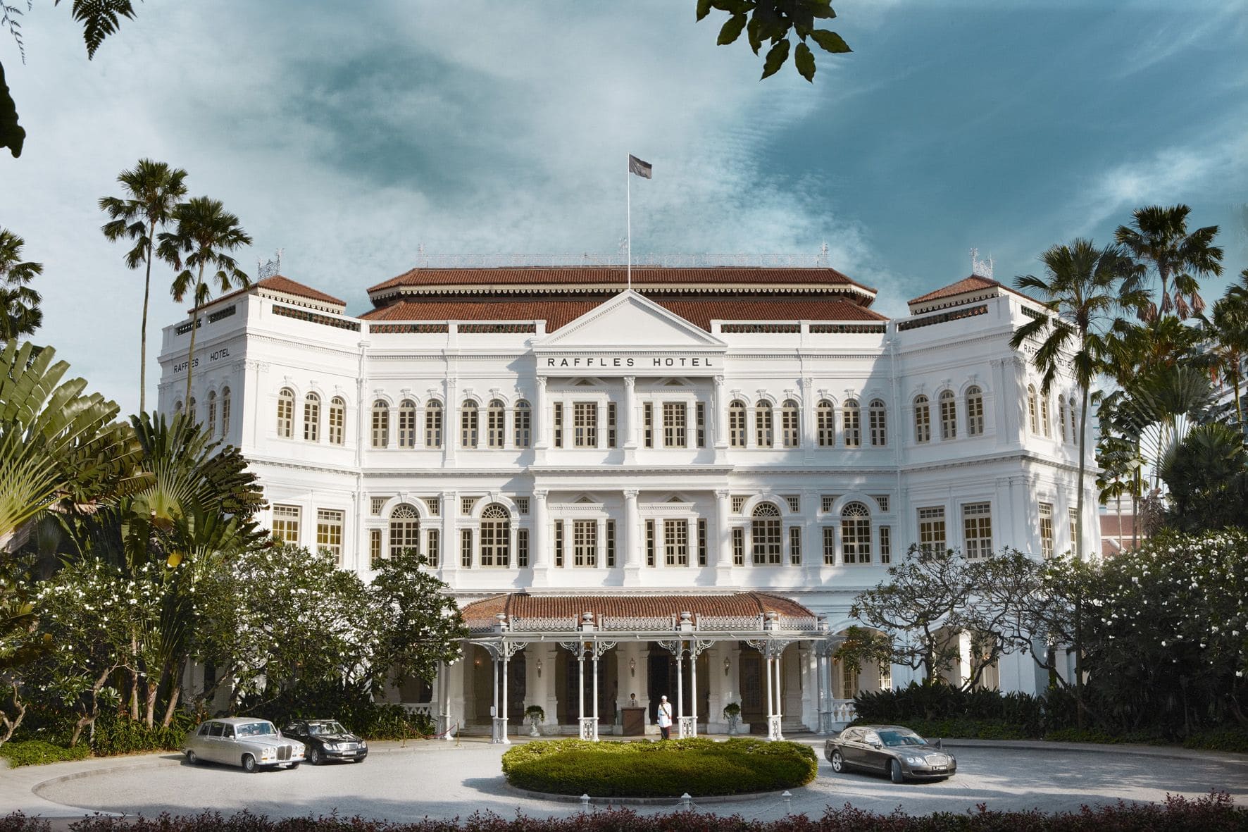 Raffles Singapore – Colonial charm and legendary service in one of the 10 Most Famous Luxury Hotels worldwide.