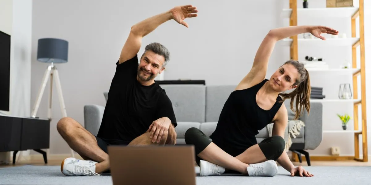 10 Top Fitness Trends in the World - Hybrid fitness model with online and in-person training sessions in modern gyms.