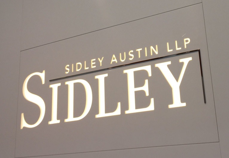 10 Top Largest Law Firms in the World – Sidley Austin attorneys collaborating on finance and healthcare legal strategies.