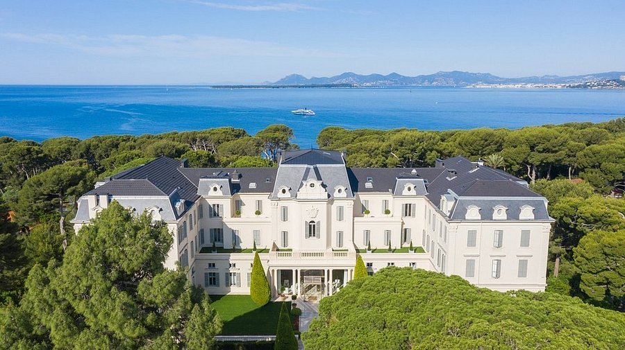 Hotel Du Cap-Eden-Roc France – Celeb-favorite coastal retreat among the 10 Most Famous Luxury Hotels globally.