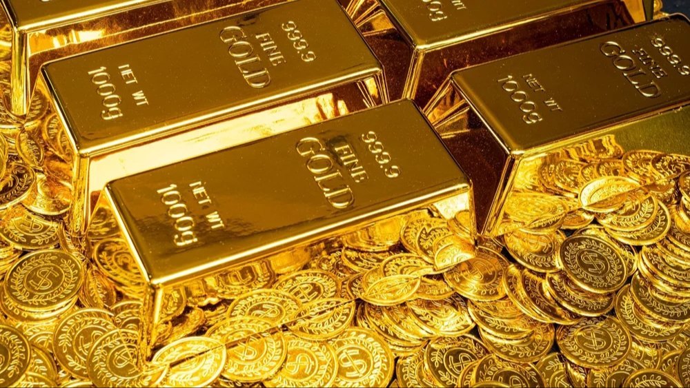 Gold bars and coins showing the 10 Most Popular Investment Options in the world with risk, return, and liquidity comparison.