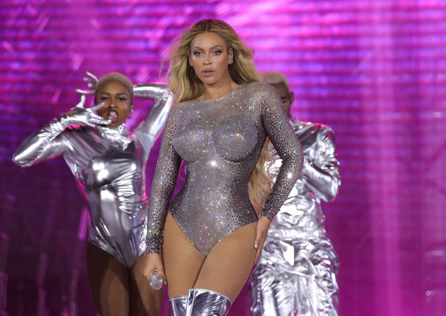 Beyoncé performing live in concert, included in the 10 Most Famous Celebrities in the World for her music and stage presence.