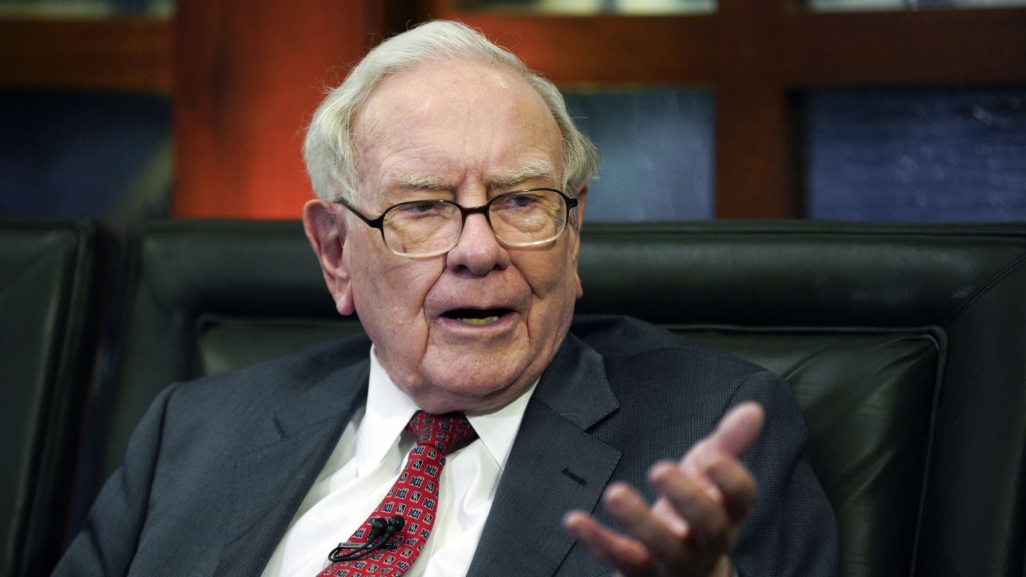 Warren Buffett at Berkshire Hathaway meeting – 10 Most Famous Traders in the World.