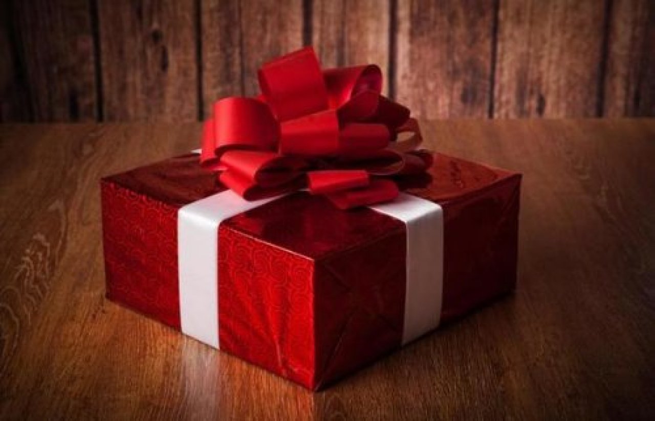 Complete Luxury Gifts Buying Guide showcasing elegant high-end gift options for fashion, jewelry, tech, art, and exclusive experiences.