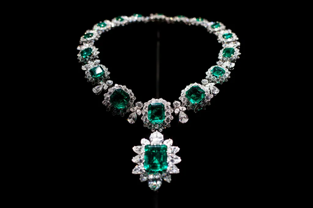Bulgari Diamond and Emerald Necklace from the 10 Most Expensive Jewelry in the world worn by Elizabeth Taylor.