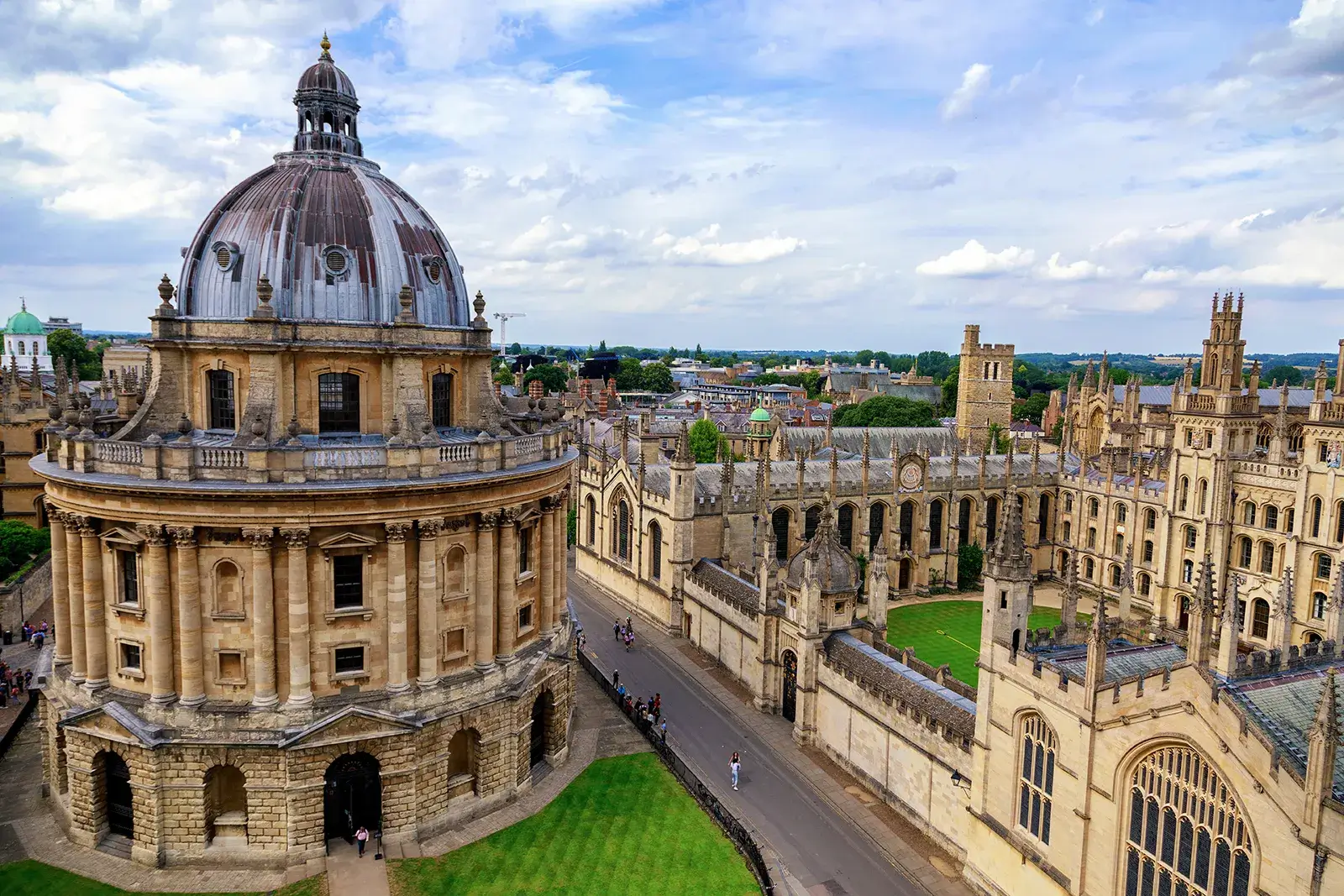 World's Best Universities Buying Guide – Discover Oxford’s historic prestige, personalized tutorials, and academic excellence