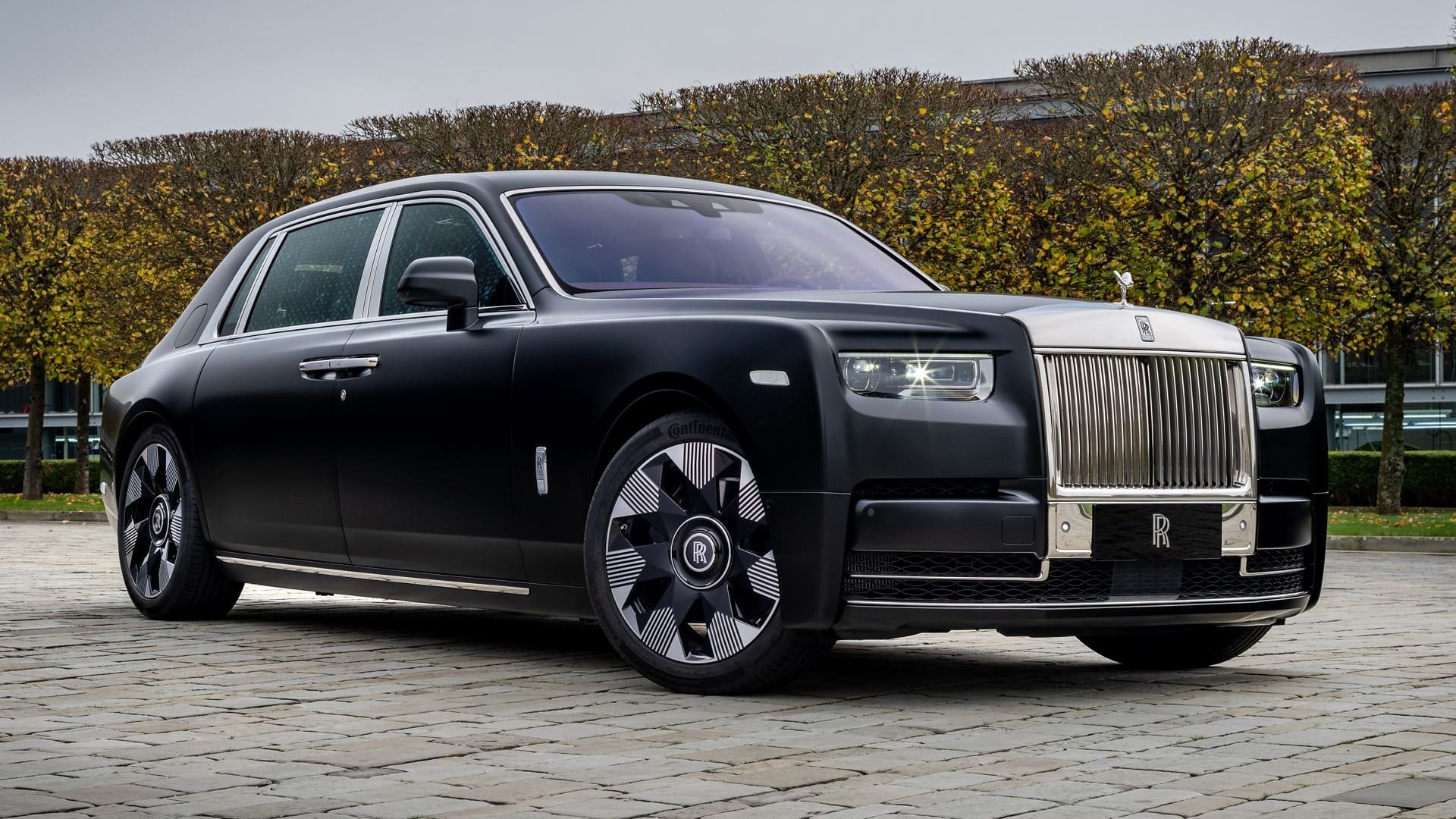 10 Best Luxury Cars in the World – Rolls-Royce Phantom with handcrafted interior, V12 engine, and Magic Carpet Ride for ultimate comfort.