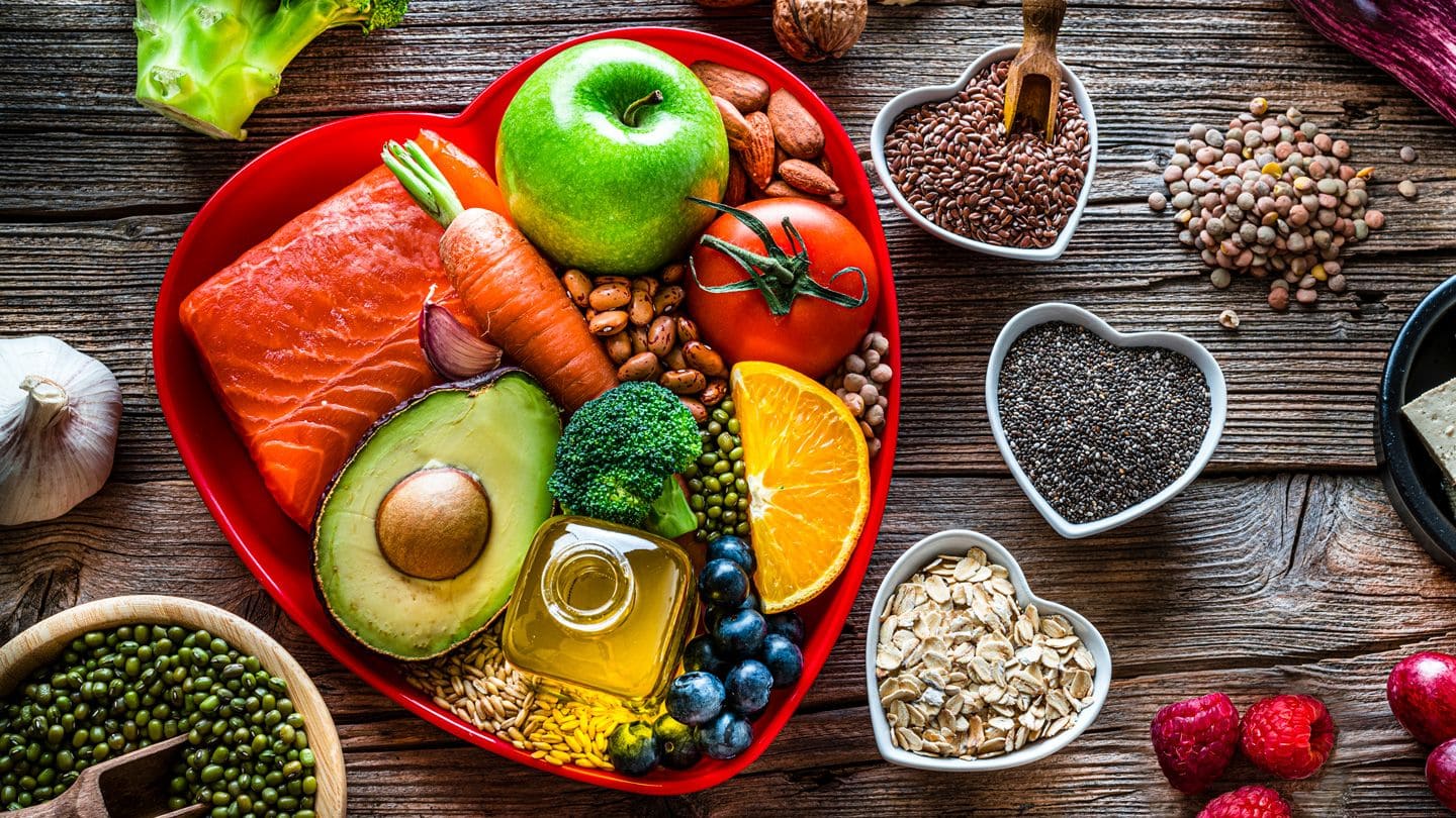 10 Top Diet Plans in the World – DASH Diet meals with fruits, lean proteins, and low-sodium ingredients for heart health.