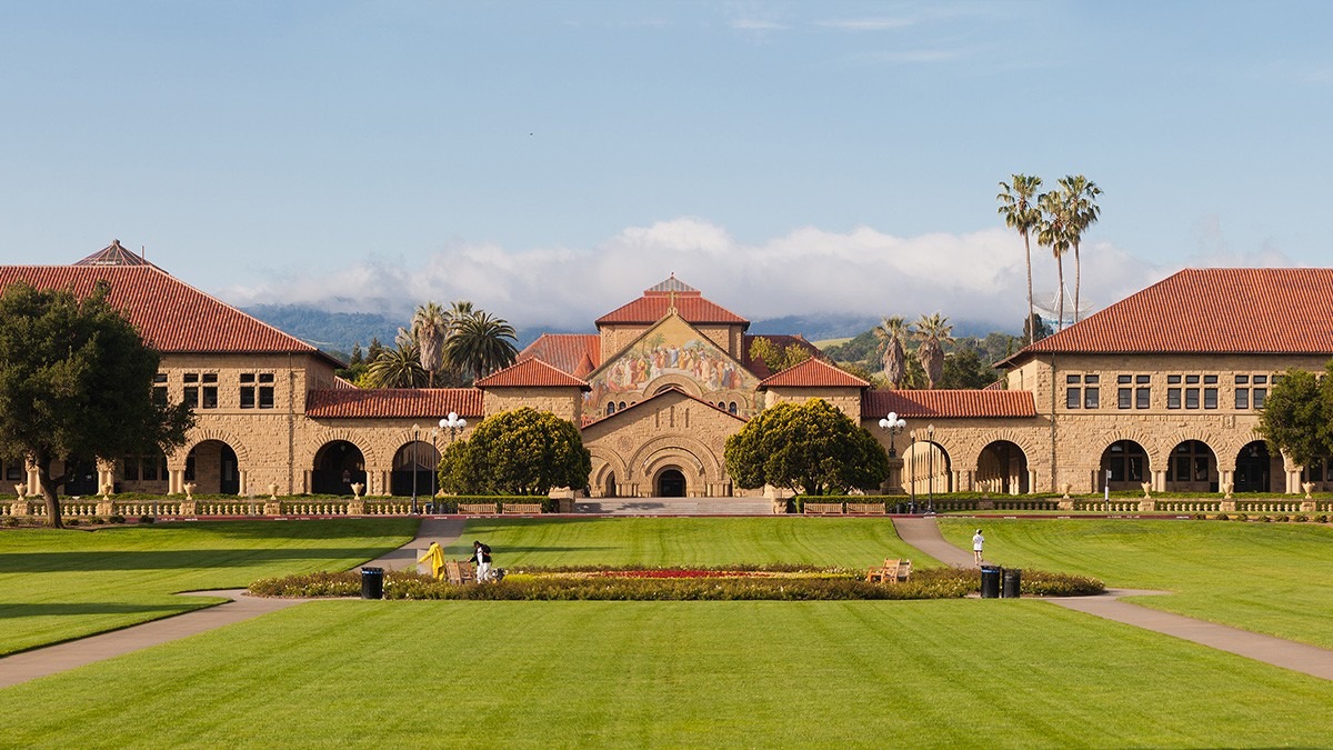 10 Top Richest Universities in the World – Stanford University, benefiting from Silicon Valley ties, startup investments, and tech innovation.